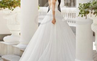 svatebni-saty-s-sirokou-tylovou-sukni-satenovy-vrchni-dil-svatba-v-kostele-na-zamku-v-prirode-6N146_1_SIRE